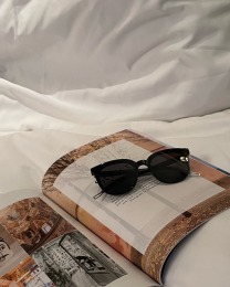 基本款膠框墨鏡