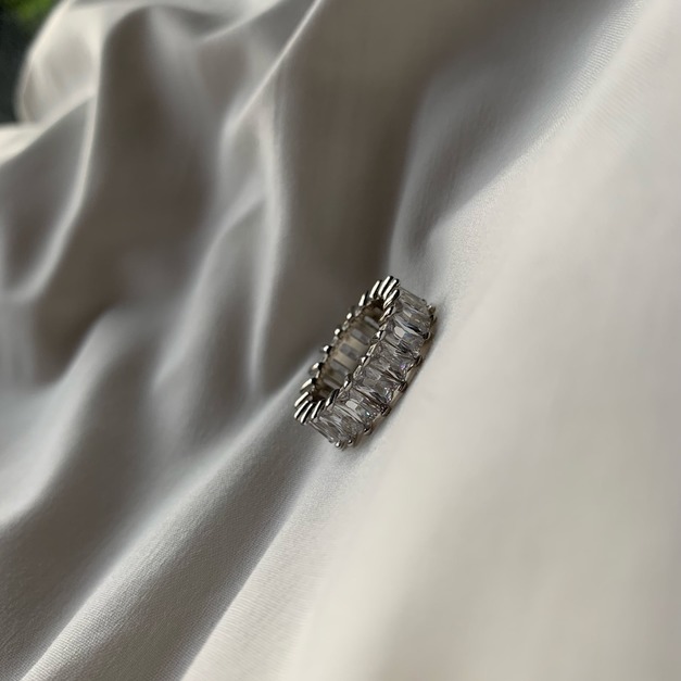 好像很貴的鋯石戒指