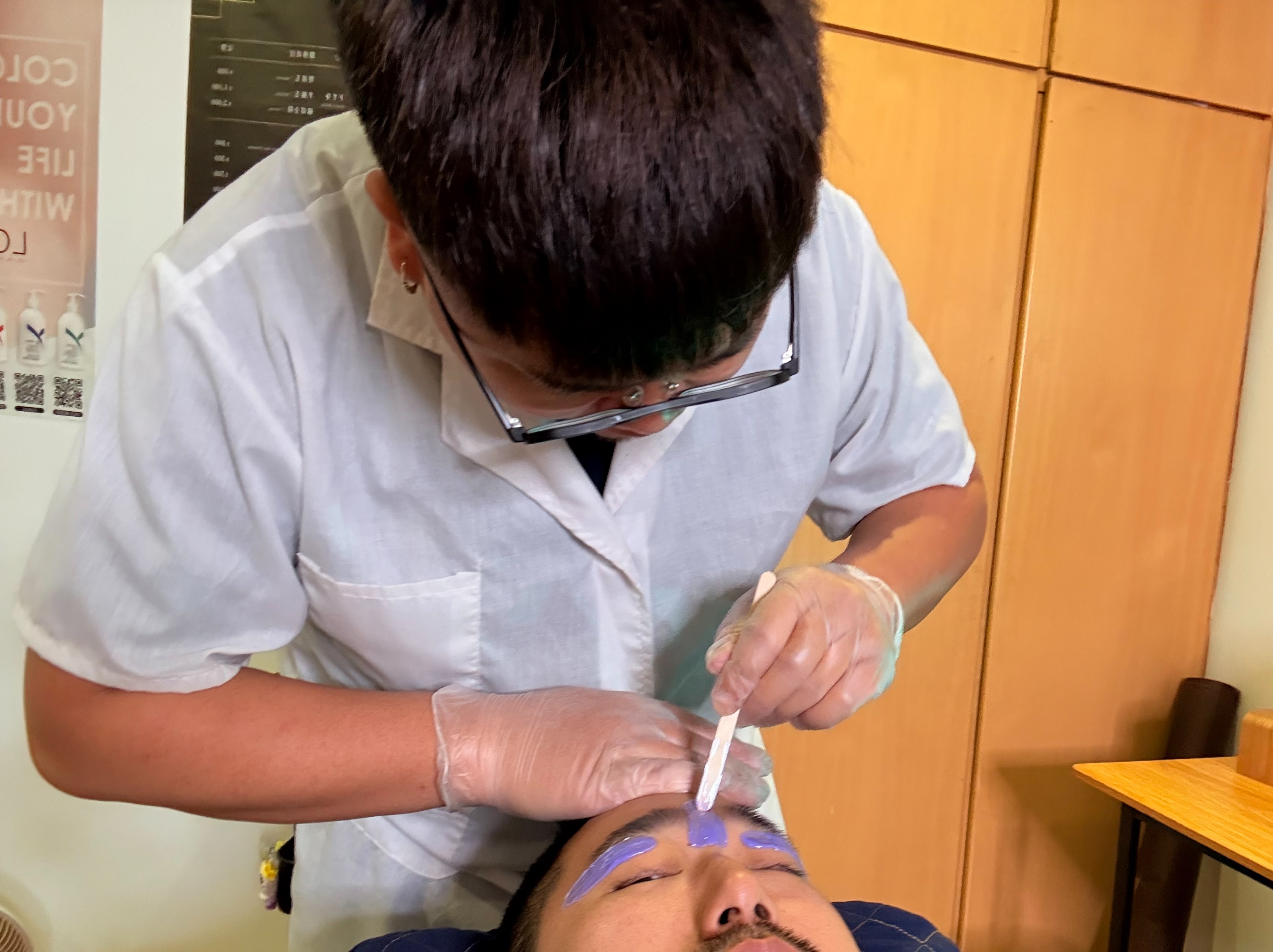 LOUIEWAX西門店男性熱蠟除毛服務過程側拍