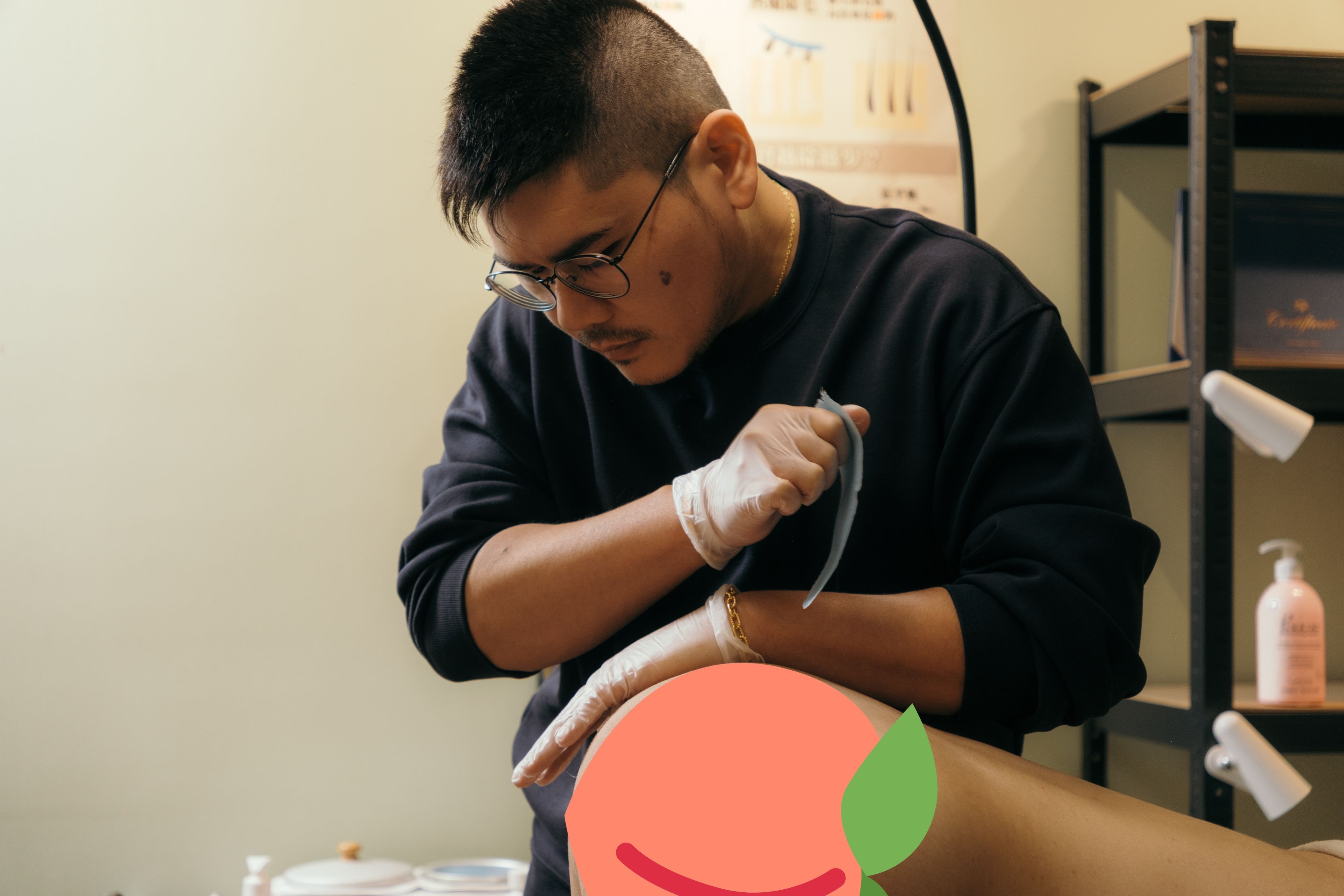 LOUIEWAX台中店男性熱蠟除毛服務過程側拍