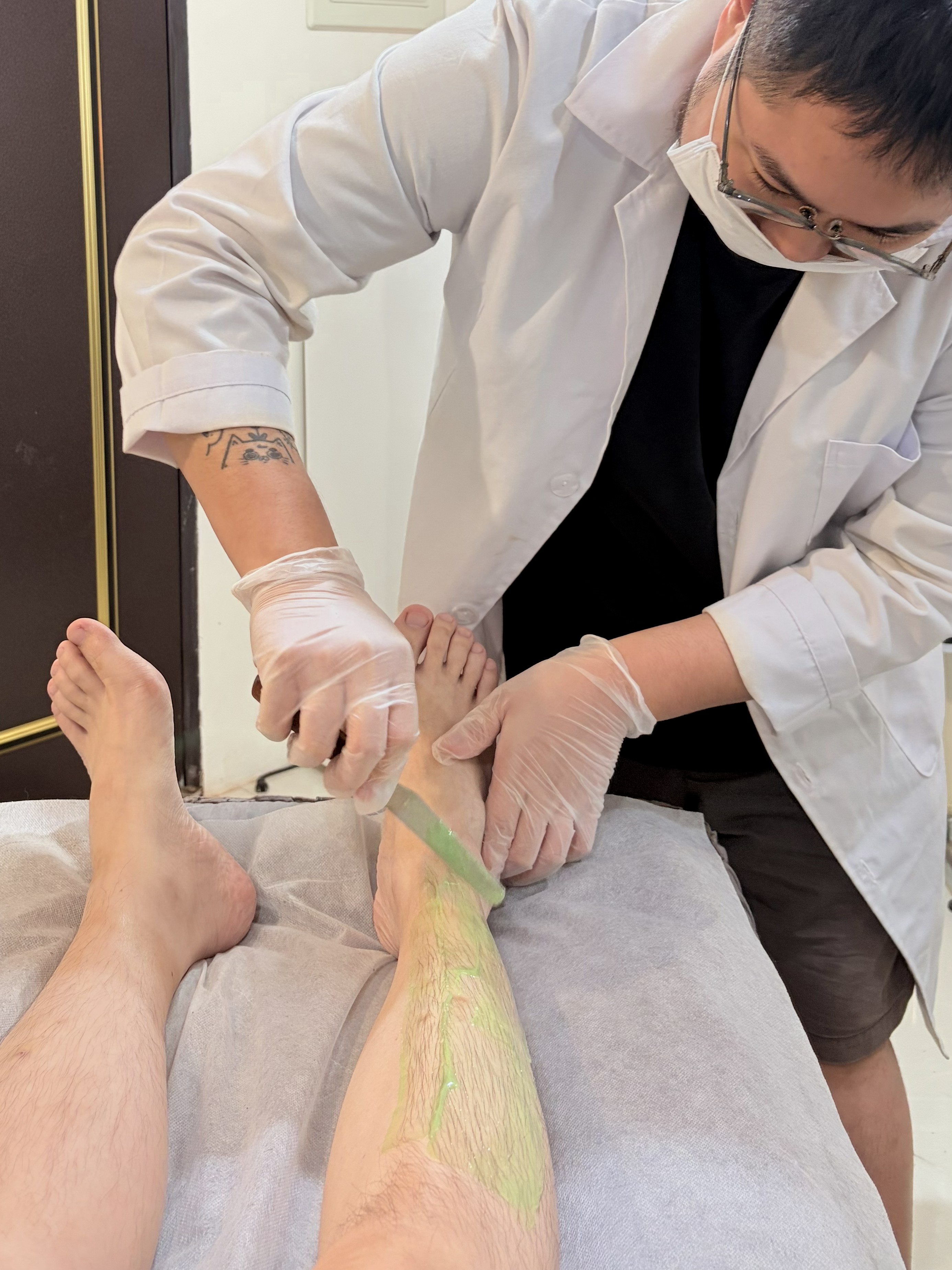 LOUIEWAX新竹店男性熱蠟除毛服務過程側拍