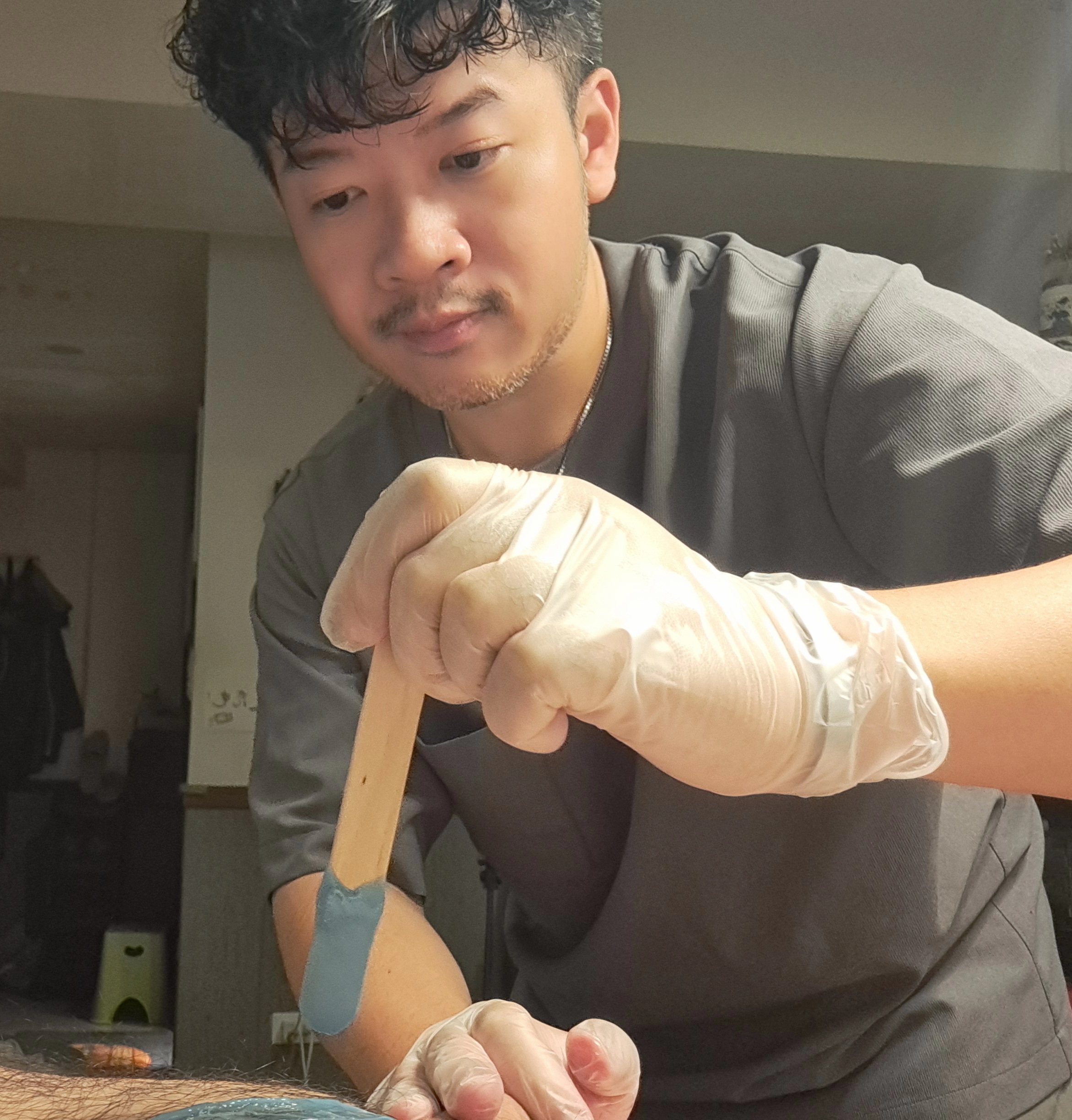 LOUIEWAX忠孝店男性熱蠟除毛服務過程側拍