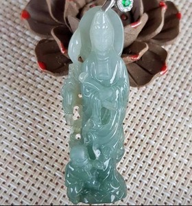天然翡翠玉觀音，玉質溫潤細緻、有光澤