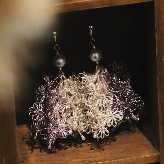 紛飛 金屬線亮晶晶 蕾絲梭編耳環