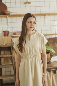 知夏V領米白洋裝（現貨）