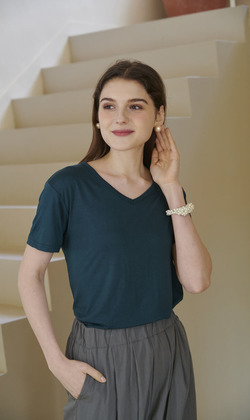 絲柔豆腐肌膚Ｖ領Ｔ10色 (只剩墨綠/黑現貨)