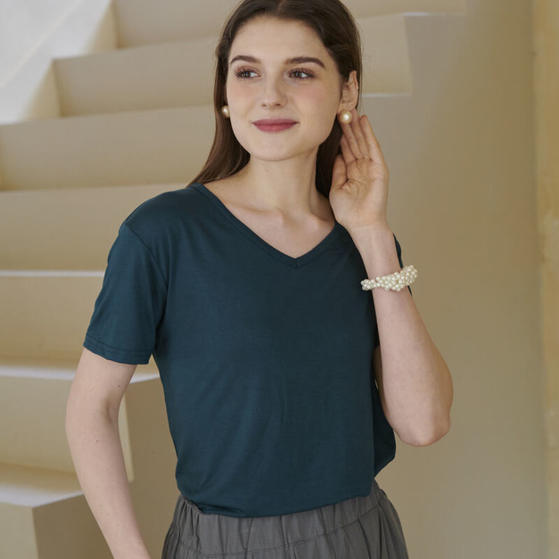 絲柔豆腐肌膚Ｖ領Ｔ10色 (只剩墨綠/黑現貨)