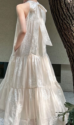 70%天絲提花刺繡綁脖洋裝(現貨)