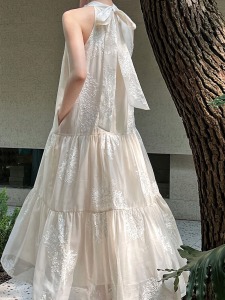 70%天絲提花刺繡綁脖洋裝(現貨)