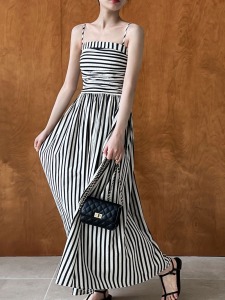 大地線條平口肩帶洋裝(現貨)