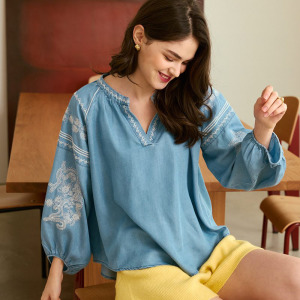 刺繡牛仔天絲棉V領上衣（現貨）