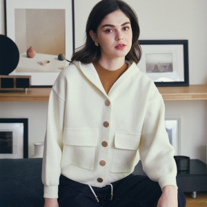 千層絲絨白帽金釦外套（現貨）