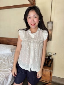 純棉刺繡荷葉上衣 （現貨）