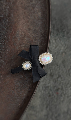 ｜壓夾｜歸屬 • 炫彩珍珠蝴蝶結 抓夾盤髮夾 單只販售