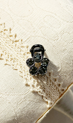 ｜鯊魚夾｜純真 &bull; 鋯石小花 抓夾盤髮夾 單只販售