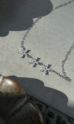 ｜純銀項鍊 925｜洛洛 • 鋯石小花 毛衣鏈頸鏈鎖骨鏈  單只販售