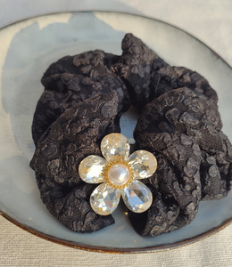 ｜髮圈｜浮華 ‧ 水晶花浮雕老花 大腸圈髮束髮飾 單只販售