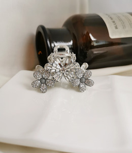 ｜鯊魚夾｜飛翔 ‧ 鋯石小花 抓夾瀏海夾盤髮夾 單只販售