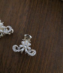 ｜鯊魚夾｜湖 ‧ 珍珠花朵瀏海夾髮夾髮飾邊夾壓夾鯊魚夾 單只販售