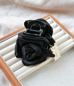 ｜鯊魚夾｜依戀 • 黑色玫瑰 布藝髮夾盤髮 單支販售