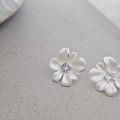 ｜耳飾｜玲奈 &bull; 奶油色花朵 耳針耳環_1