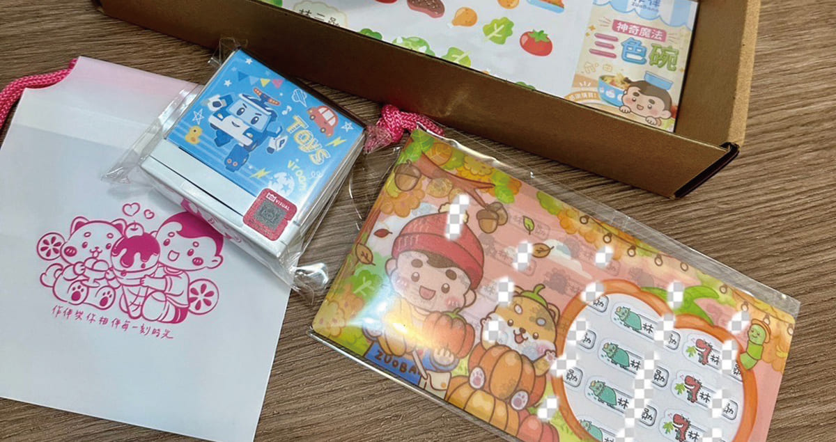 【育兒好物】托嬰、幼兒園必備用品推薦 | 防水姓名貼、衣物專用印章、繽紛三色碗開箱分享