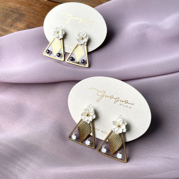 小白花菱格三角耳環