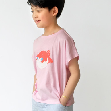 【任選買１送１】Kids Tisha金魚喵 / 兒童純棉T-Shirt 落肩款－男生穿