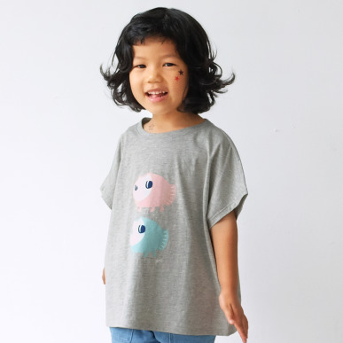 【任選買１送１】Kids Elio魚喵散步 / 兒童純棉T-Shirt 落肩款－女生穿