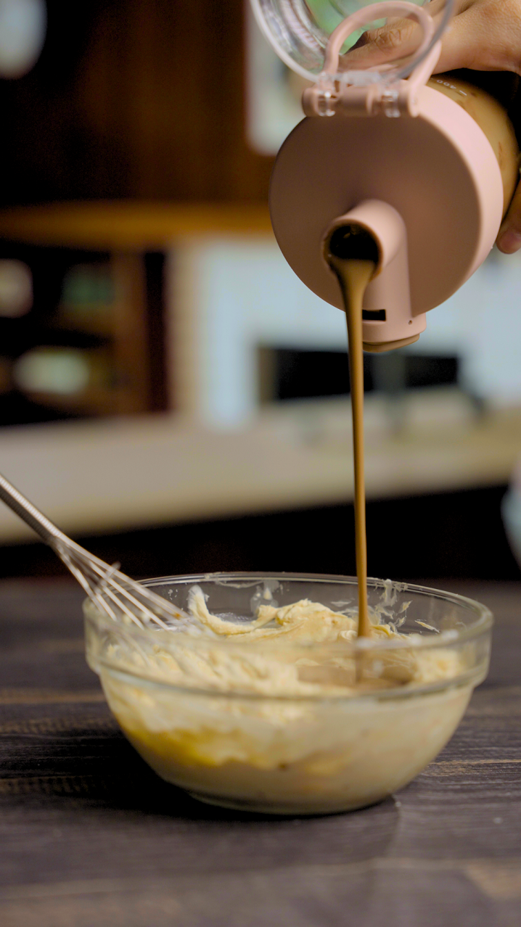 FOOD PUNK 歹灣奶茶粉末，加入杏仁奶搖勻，與乳酪黑糖餡混合攪拌