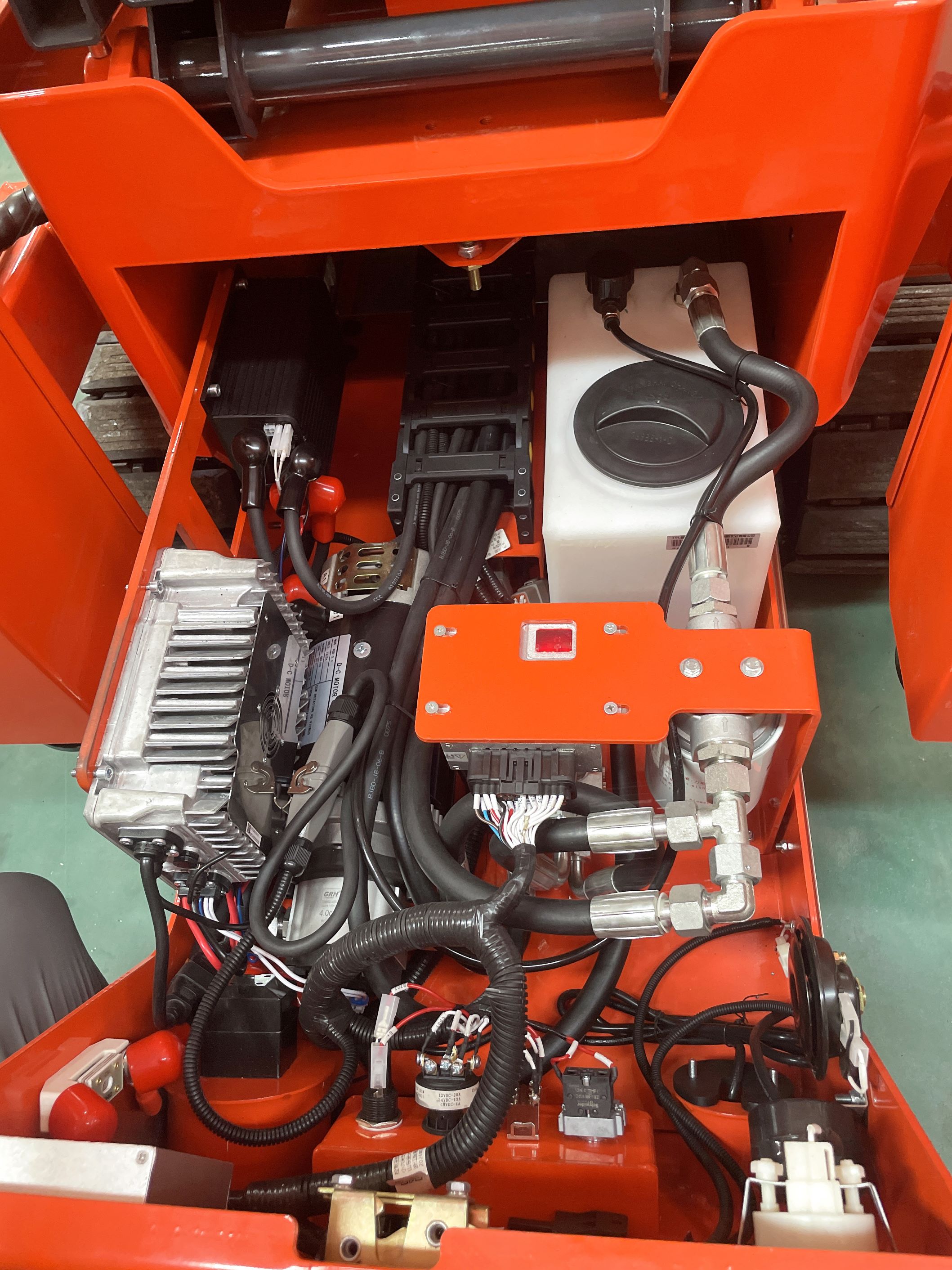 液壓系統是液壓高空作業自走車的核心，其運作狀態直接影響車輛的使用壽命。