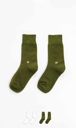 對R | 中筒襪 兩色售