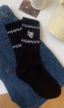 歷時多年歸來的魔王 三入組 | 長襪