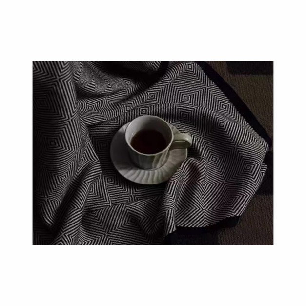 黑色回型纹針織蓋毯