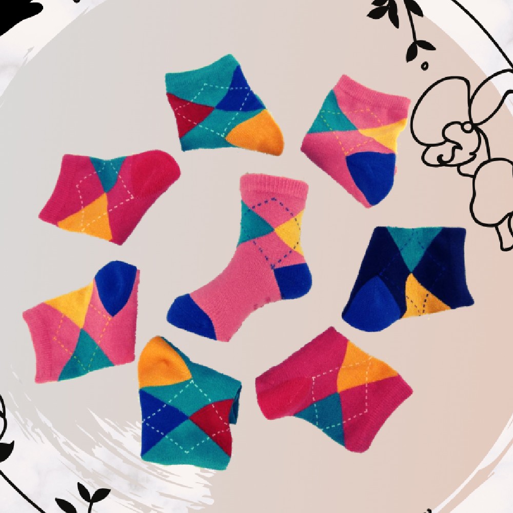 有經典菱格圖案與腳底止滑無硬梗的棉質童襪