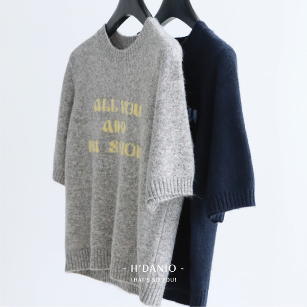 曼陀羅絨短版字母上衣 2色