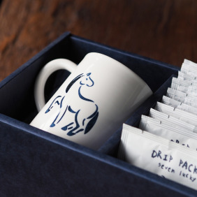 【一馬當先】馬年青花瓷禮盒 (馬年杯款+濾掛咖10入)