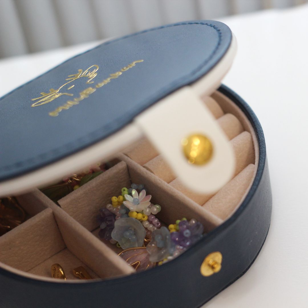 將耳環用軟布擦拭後，放入夾鏈袋中是最佳的保養方式。