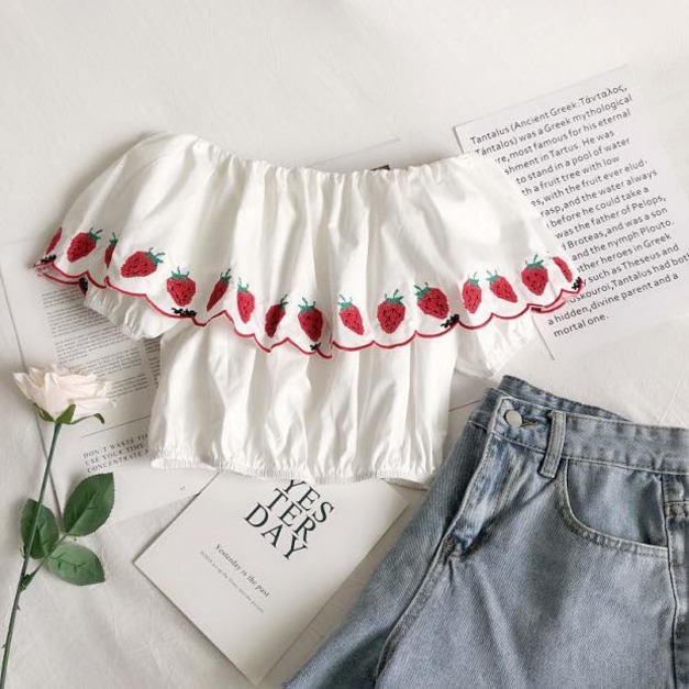 甜美草莓刺繡一字領