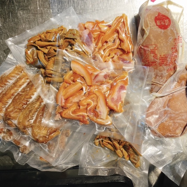 品項皆為真空包出貨！冷凍保存、即拆即食、退冰即可食用～非常方便！野餐 露營 爬山的好夥伴