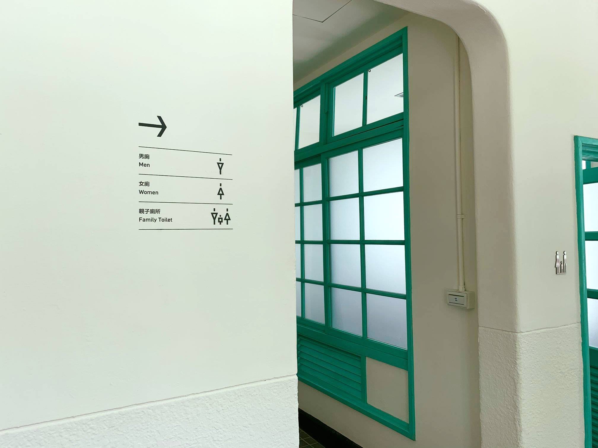 可能是顯示的文字是「 ENC 圖書室 Library 」的圖像