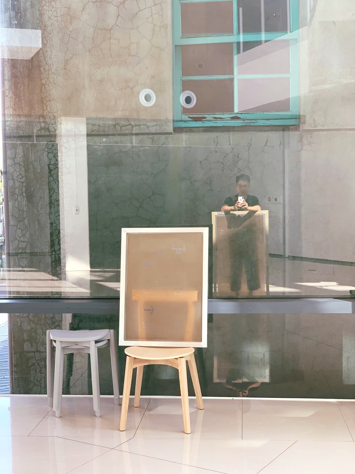 可能是一或多人和建築物的圖像