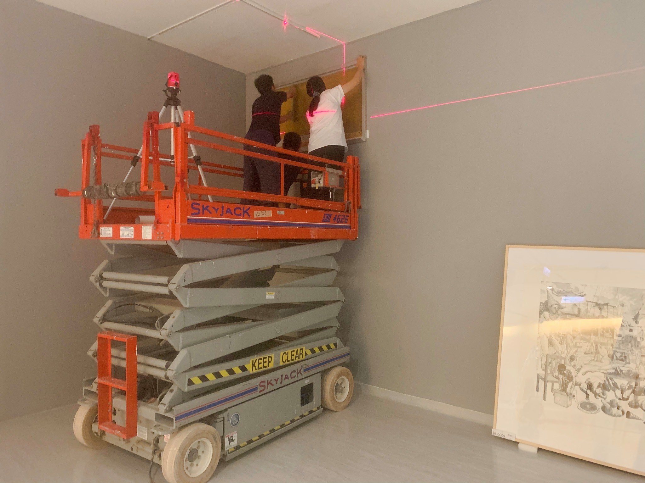 可能是顯示的文字是「 SKYJACK 22103 KEEP CLEAR N 」的圖像