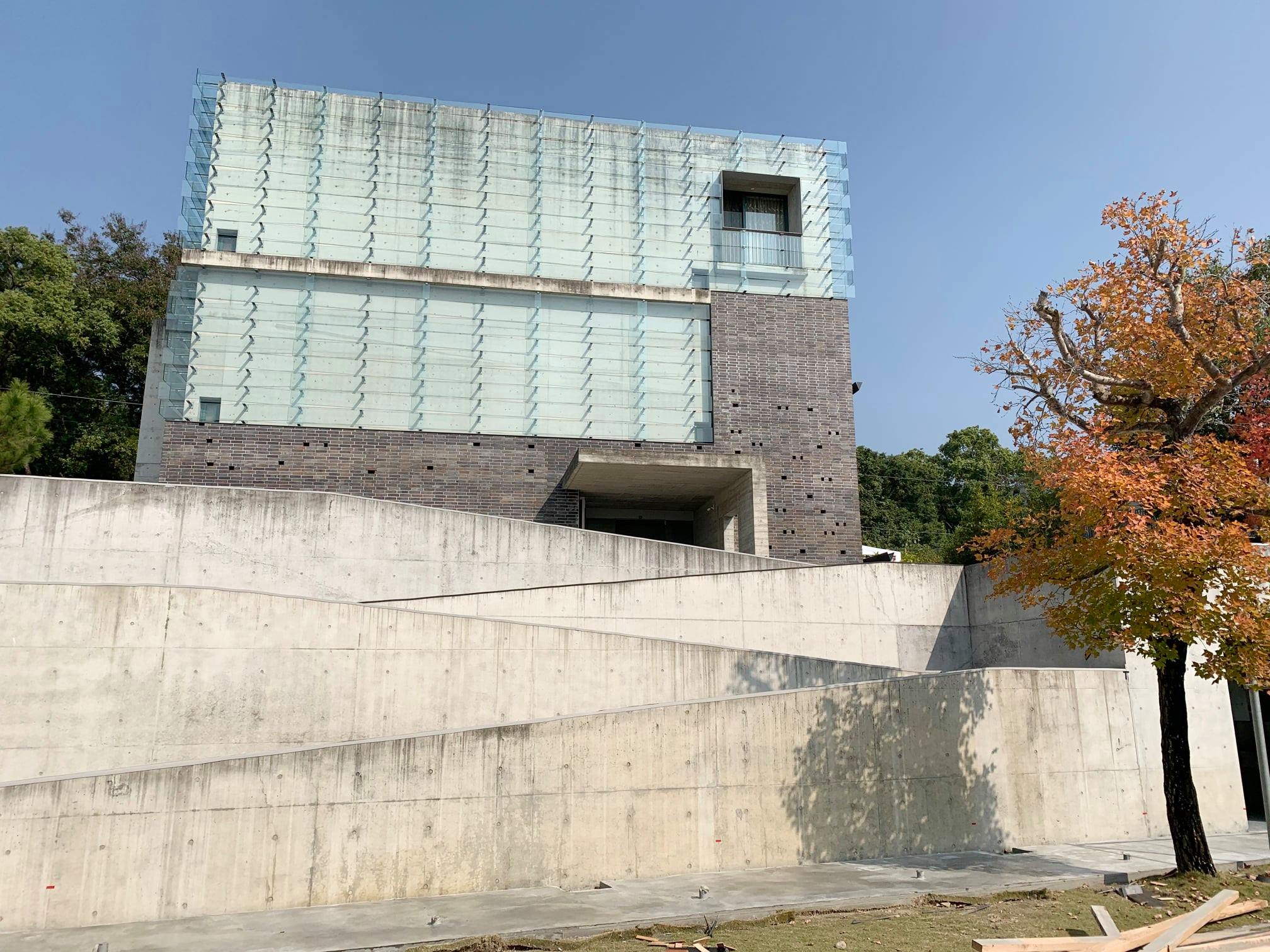 可能是戶外和磚牆的圖像