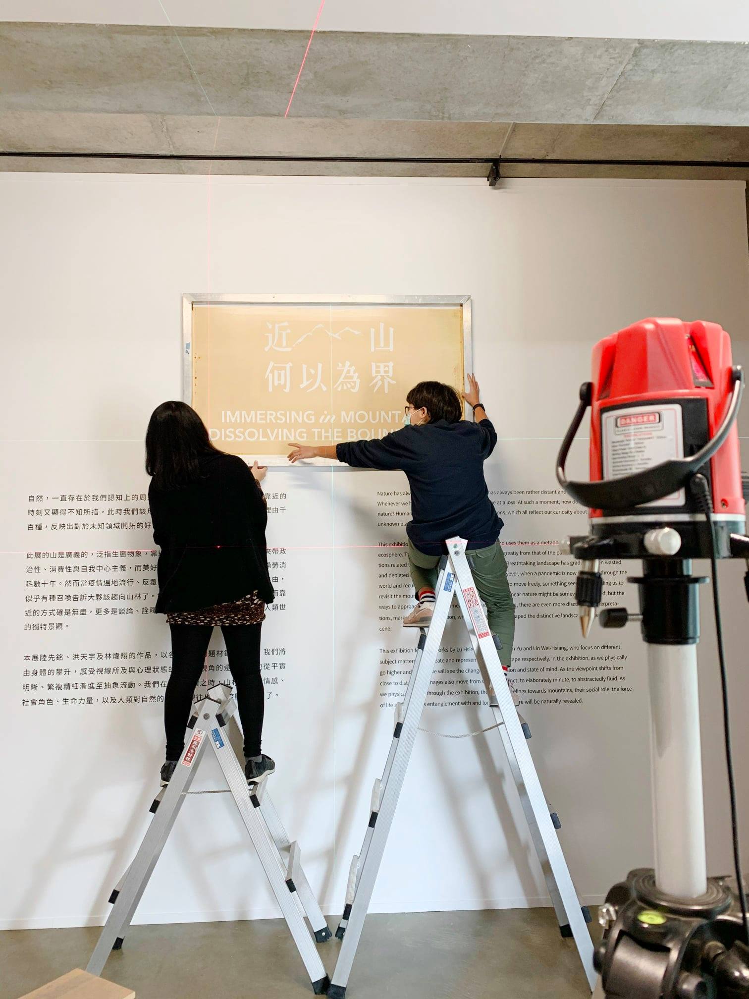 可能是一或多人、大家站著和室內的圖像