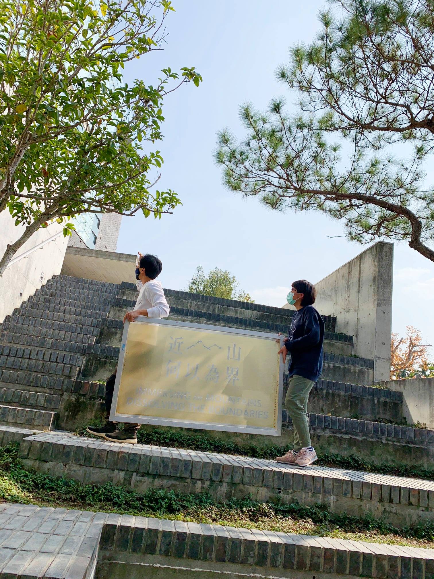 可能是小孩、站立和戶外的圖像