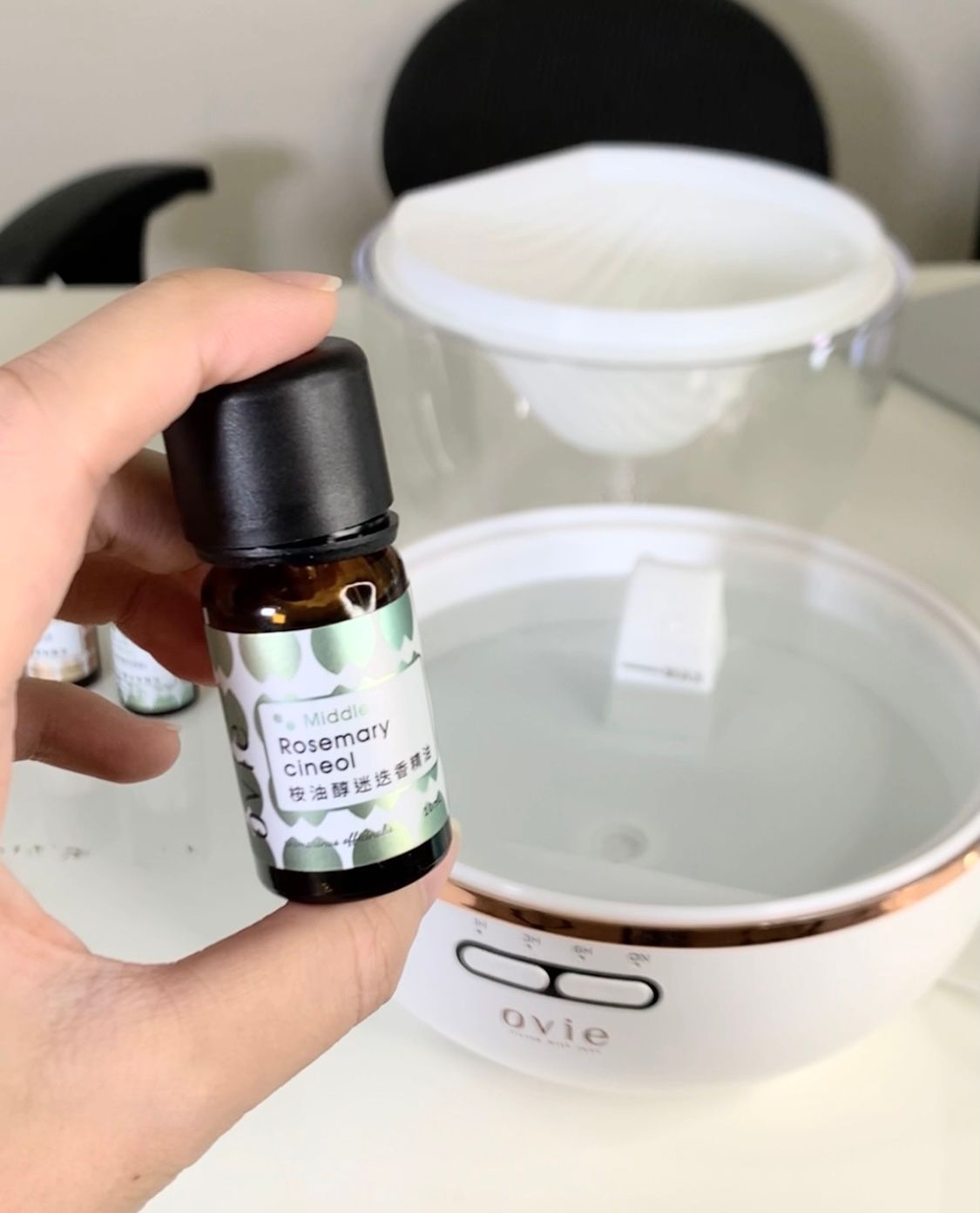 室內擴香推薦搭配Ovie桉油醇迷迭香精油，可以提升工作專注力和記憶力、學習力表現