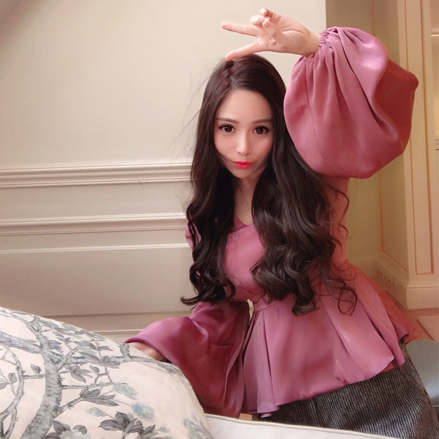 粉色緞面絲絨燈籠泡泡袖V領收腰性感衣