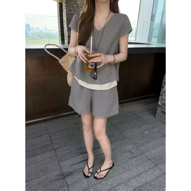 雙層下擺V領上衣 + 高腰休閒短褲套裝