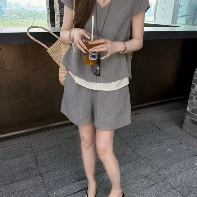 雙層下擺V領上衣 + 高腰休閒短褲套裝